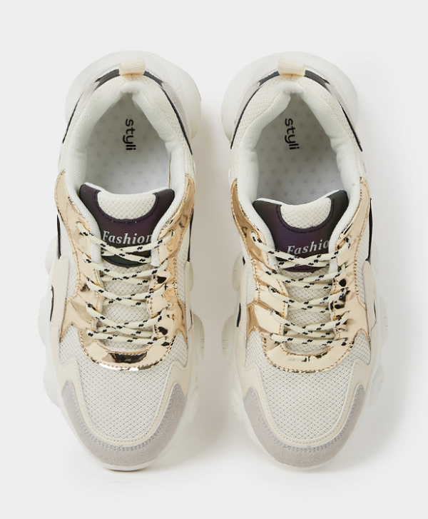 Sepatu Sneakers dengan Aksen Warna Metalik